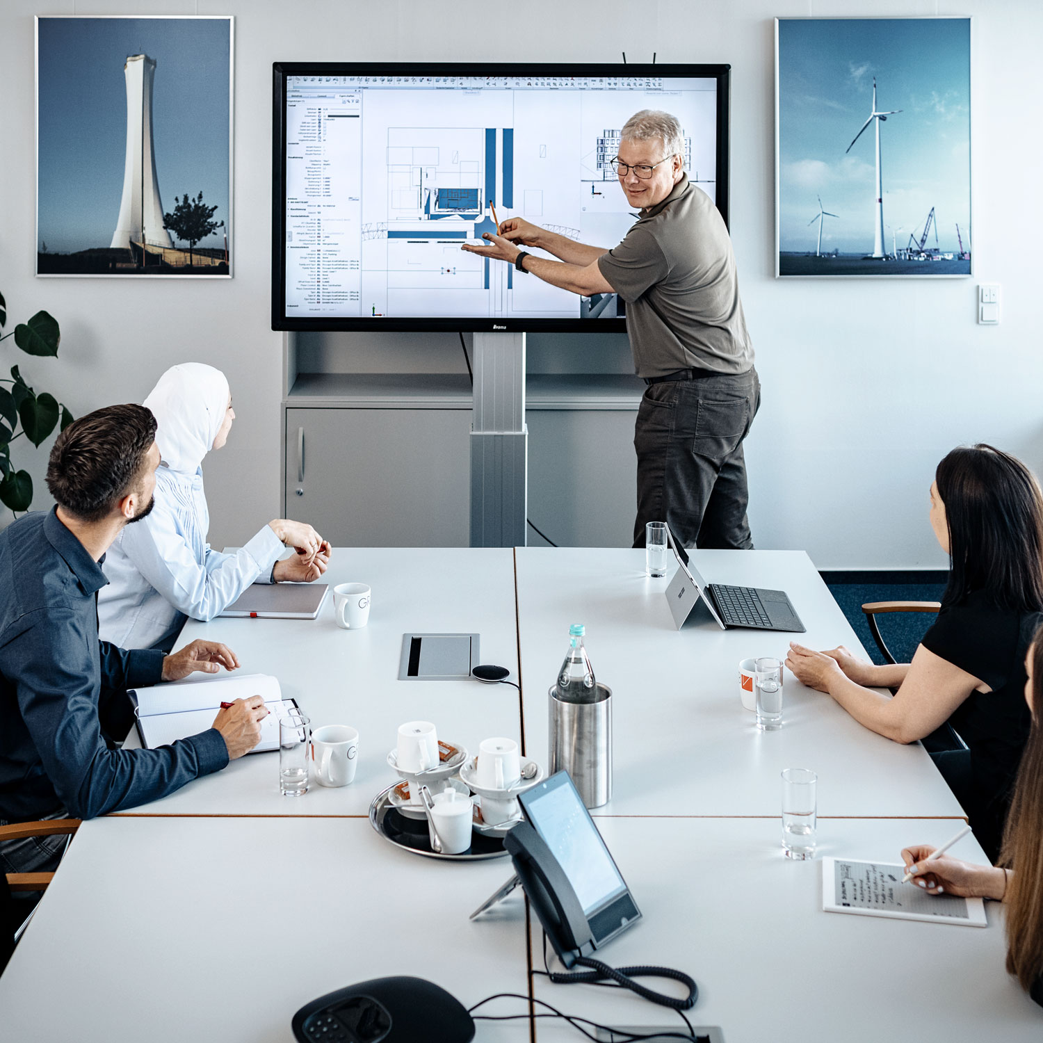 Tragwerksplaner | Das Bild zeigt Mitarbeiter in einem Meeting vor einem Bildschirm mit einem Grundriss.